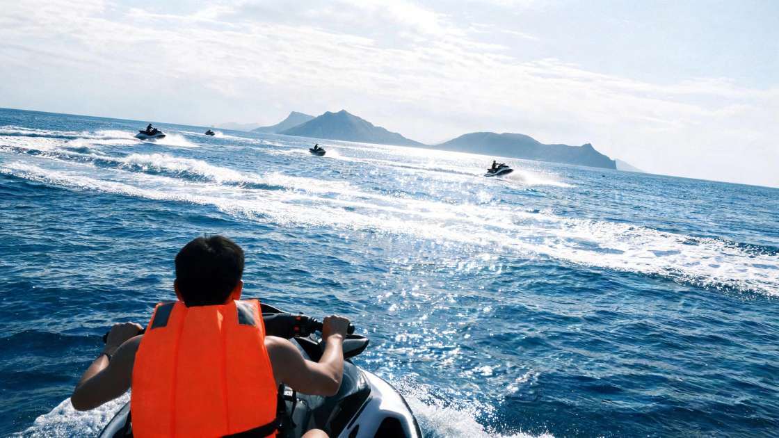 Guía Completa de Jet Ski en Costa Adeje: Rutas, Precios y Consejos (2026)